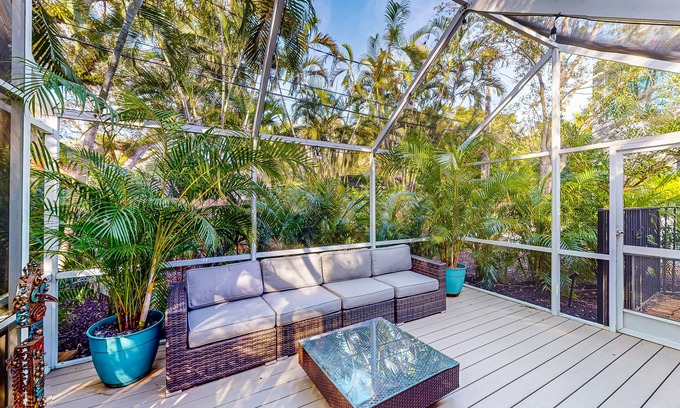 Colee Hammock House | Charming beach retreat 1 block from Las Olas with dog-friendly yard & lanai