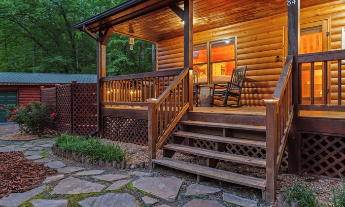 Mineral Bluff Cabin | Charming Blue Ridge Cabin! Hot Tub, Hiking, Close to Blue Ridge Attractions!