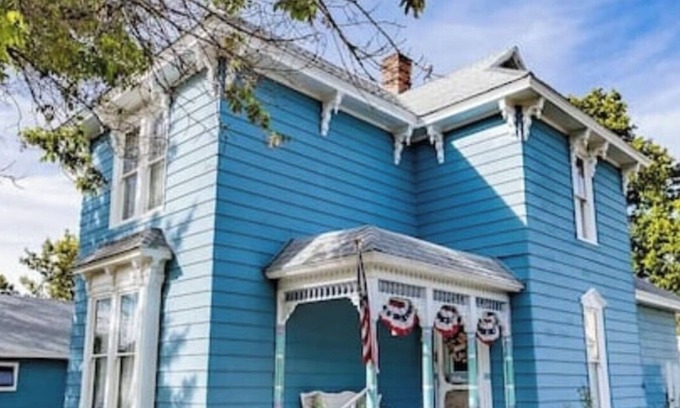 Williams House | Charming BLue victorian home located blocks away from historical Route 66