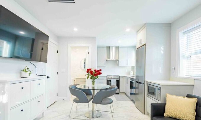 Sunset House | Charming & Brand-New near Restaurants & Transport