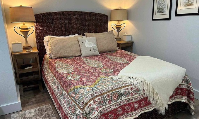 East Hill House | Charming bungalow #3 with AC and WiFi in pleasant Pensacola