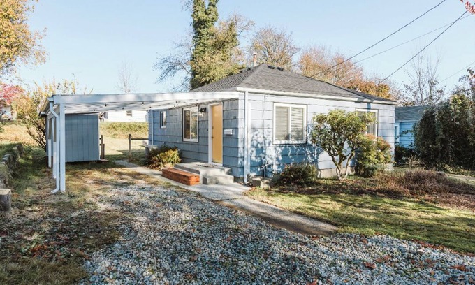 Olympia House | Charming bungalow, with covered parking, just a short walk from Capital Campus!