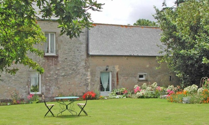 Montaigu-la-Brisette Cottage | Charming Cottage with Garden, Woodland Trails, and Modern Amenities in Countryside Normandy