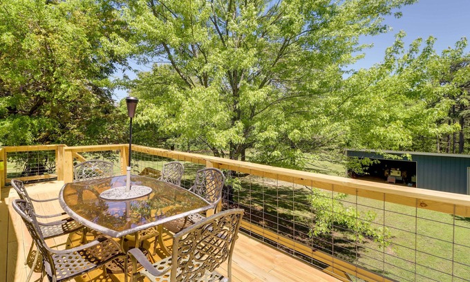 Mountain View Cabin | Charming Cabin in Mountain View w/ Deck!