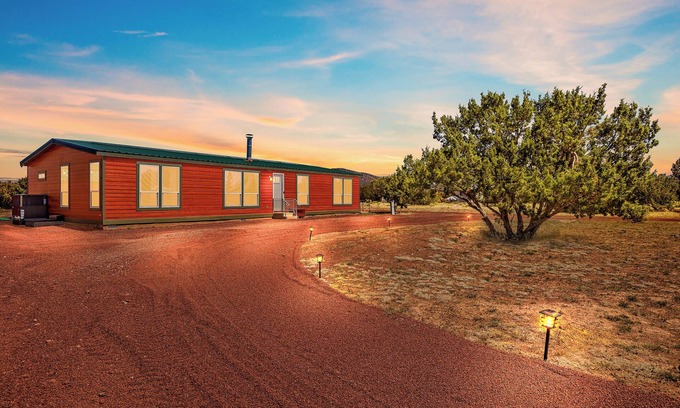 Williams House | Charming Cabin just 45 minutes from Grand Canyon Rim, Family Friendly, Telescope
