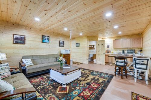 Eagle Rock Apartment | Charming Cabin Near Roaring River State Park!