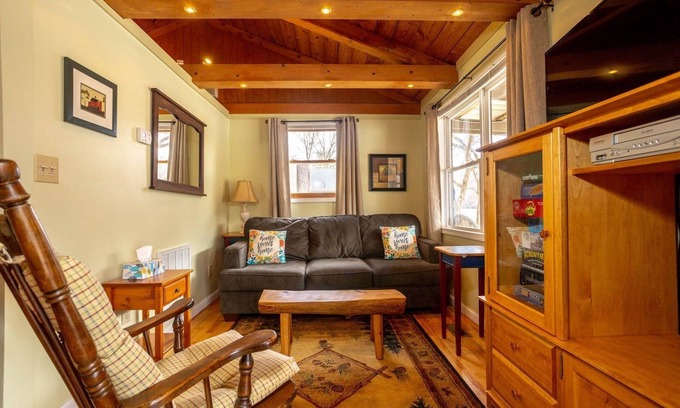 Draper Cabin | Charming Cabin only 20 ft from New River! 1BS4