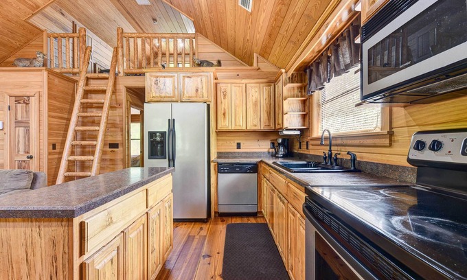 Charlton County Cabin | Charming Cabin w/Decks & Fire Pit - Walk to River