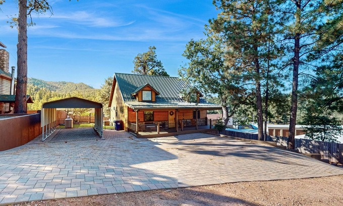 Strawberry House | Charming cabin with hot tub near the Gila National Forest