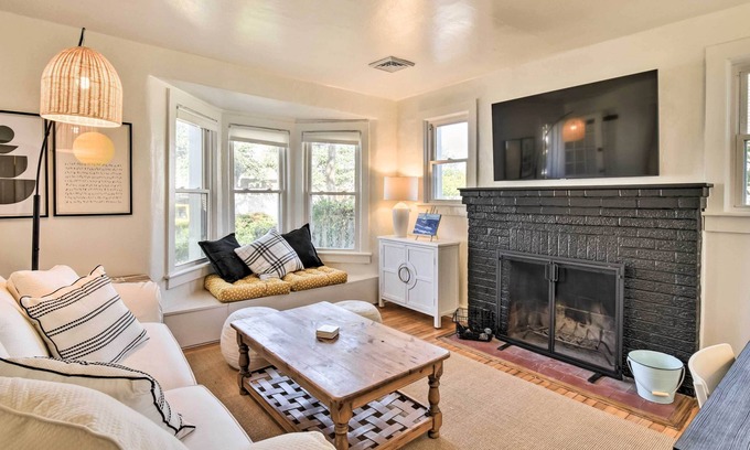 East Ocean View Cottage | Charming 'Castaway Cottage' - Walk to Beach!