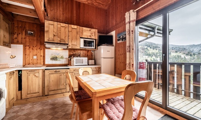 Les Gets Ski Chalet | Charming Chalet for 6 with Mountain Views, Wi-Fi, Parking, Near Ski Lifts