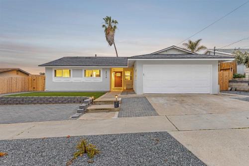 Oceanside House | Charming Chill House with Jacuzzi