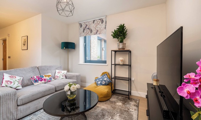 Bushey Apartment | Charming, Comfortable Flat - PassTheKeys