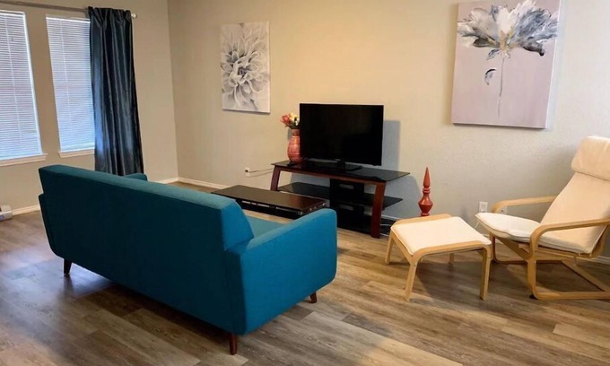 Hutto House | Charming Comfortable Home 30 min of Austin