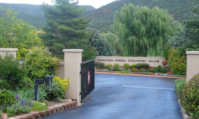 Oak Creek Condo | Charming Condo at the Canyon Mesa Country Club