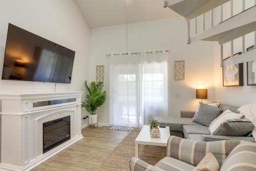 Oak Harbor Apartment | Charming Condo on Lake Erie with Community Pool