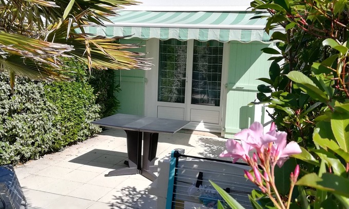 La Faute-sur-Mer House | Charming cottage with shared pool near the beach