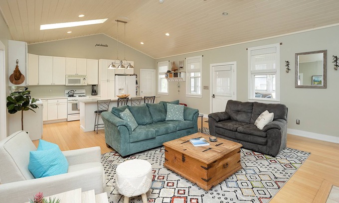 New Buffalo Cottage | Charming cottage 2blks to town, walking distance to beach & restaurants, hot tub