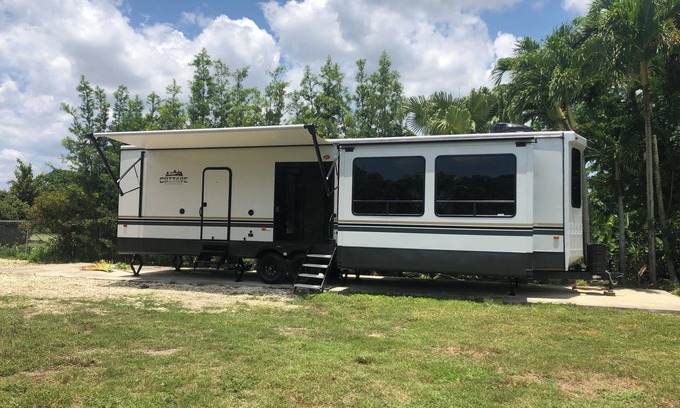 Homestead Cottage | Charming cottage by a beautiful pond in awesome Homestead Redlands.