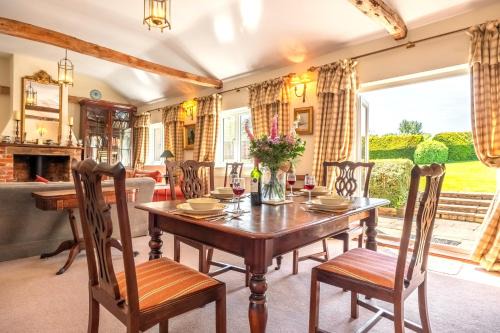 Layham House | Charming cottage in beautiful countryside with a boating lake - The Calf Pens