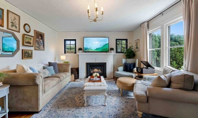 Downtown Vancouver House | Charming cottage in the city; walk to Main Street