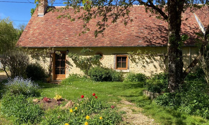 Parassy Cottage | Charming Cottage Near Vineyards & GR31 Trail - Peaceful Retreat with Modern Amenities