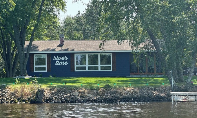 Stevens Point Cottage | Charming cottage nestled on the banks of the Wis River for next family vacation