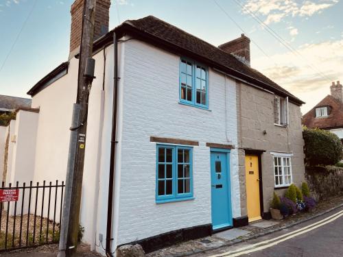 Shaftesbury House | Charming Cottage Sleeps 4 with Sauna