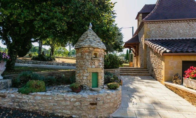 Le Bugue Cottage | Charming Cottage with Shared Pool in Peaceful Périgord Noir