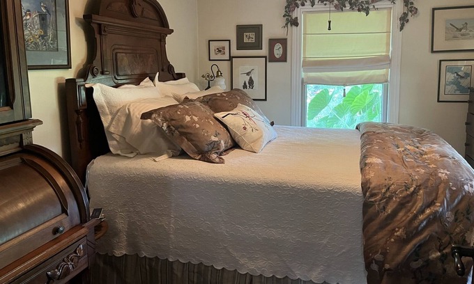 Muskogee Cottage | Charming Country Cottage - Amazingly Relaxing, Comforting