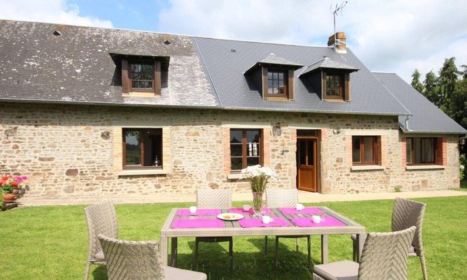 Passais-Villages Cottage | Charming Country House with Garden and Pool Table