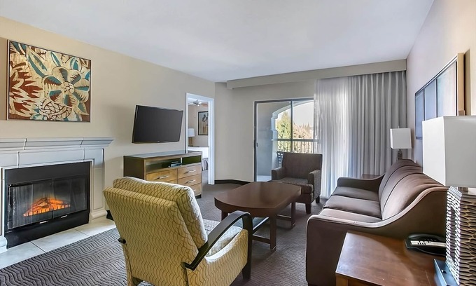 Oak Creek Hotel | Charming Couple Retreat w/Kitchen & Balcony | Hotel w/Scenic Red Rocks Views