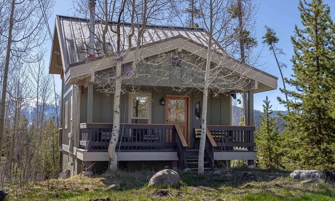 Grand Lake Cabin | Charming Cozy Cabin with Mountain Views
