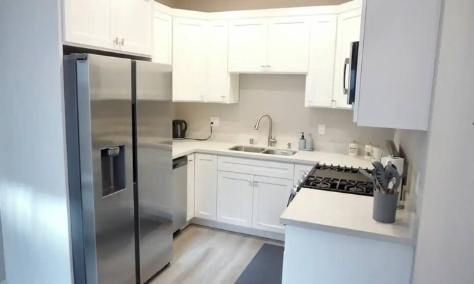 North Oak Park Condo | Charming & Cozy Haven Near Oak Park Brewing!