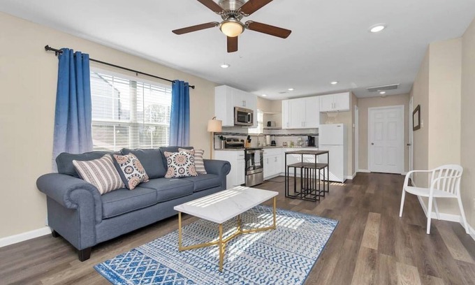 South Central Houston House | Charming+Cozy King Suite | Near Dwntwn| Pets