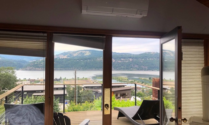 Hood River House | Charming craftsman with spectacular one-of-kind view in Hood River.