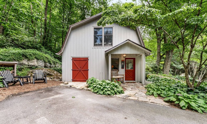 Banner Elk Cottage | Charming creekside home with firepit & idyllic location - dog-friendly