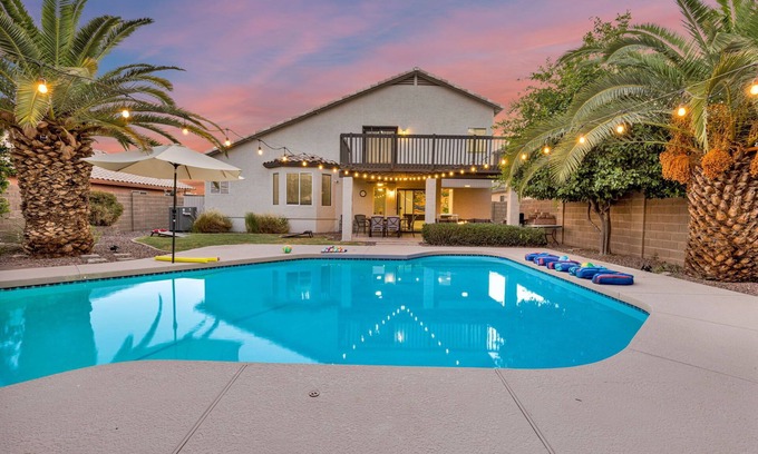 Paradise Valley Village House | Charming Desert Stay Sparkly Pool Fast Wi-Fi Grill Fire Pit