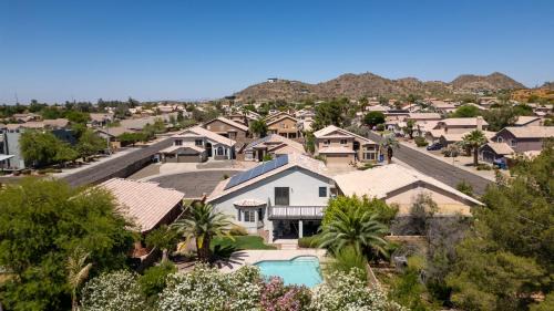 Dave Brown Autumn Hills House | Charming Desert Stay - Sparkly Pool - Fast Wi-Fi - Grill & Fire Pit