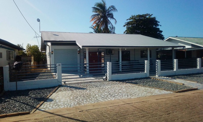 Paramaribo House | Charming detached holiday home in the beautiful area of Kwatta