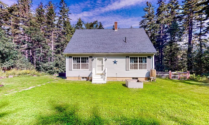 South Thomaston House | Charming dog-friendly cottage near beach with firepit, patio, & W/D