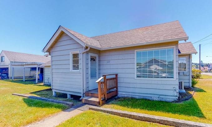 Waldport House | Charming, dog-friendly house with Wifi & W/D - near the river