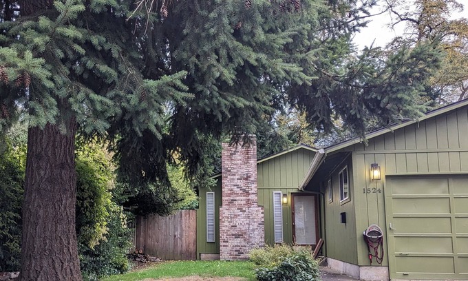Woodlawn House | Charming duplex in residential NE Portland, walkable neighborhood. Park nearby