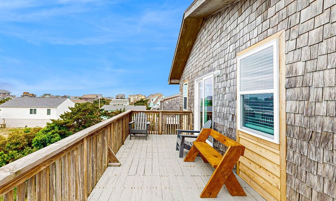 Avon House | Charming duplex with balcony, central AC, kitchenette, & dog-friendly
