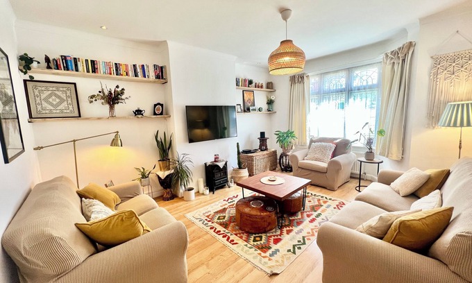 The Hyde House | Charming family home in NW London with great transport links and local nature.