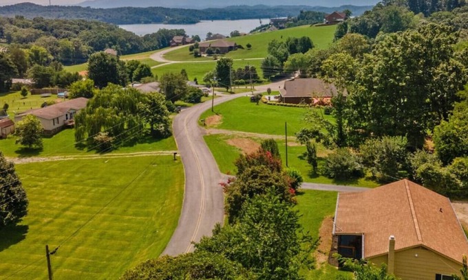 Dandridge House | Charming Family Lakeview Cottage| 3 min to lake