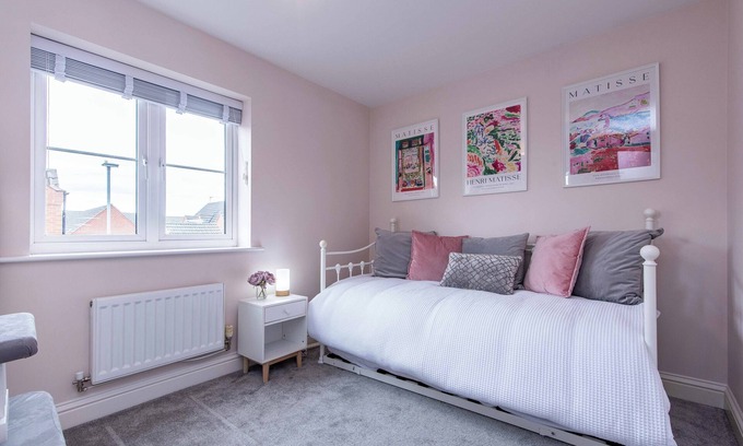 Bingham House | Charming Family Retreat - 3 Bed Home in Bingham