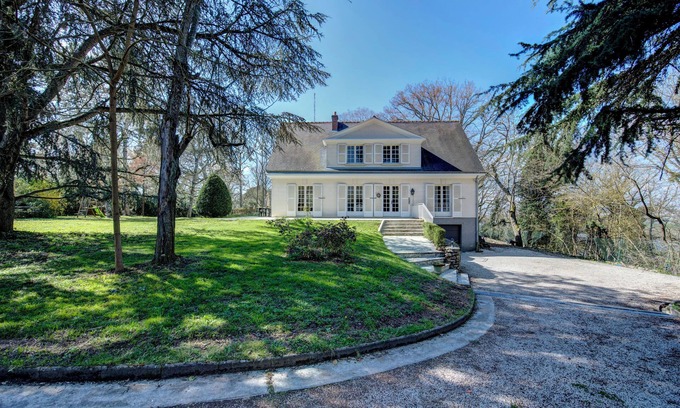 Saint-Avertin House | Charming family villa, 6 bedrooms, wooded grounds, ideally located!