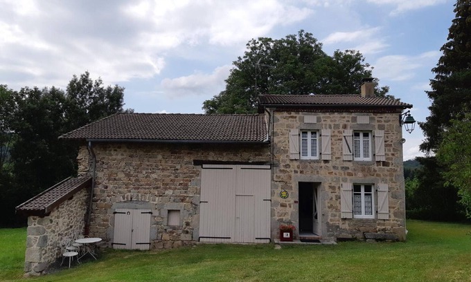 Lavoine Cottage | Charming Farmhouse in Bourbonnaise Mountains - Pets Allowed