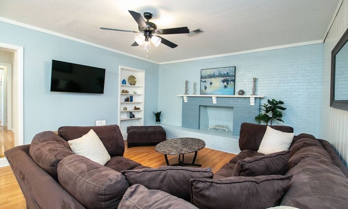 Gainesville House | Charming Farmhouse Relax w/Heated Massage Chair